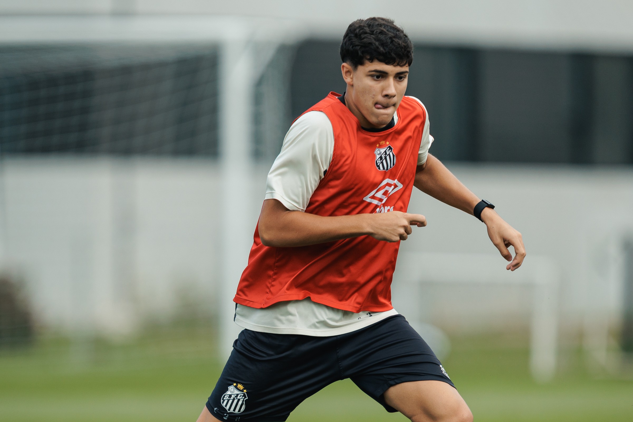 Lateral da seleção portuguesa de base volta a treinar com time principal do Santos