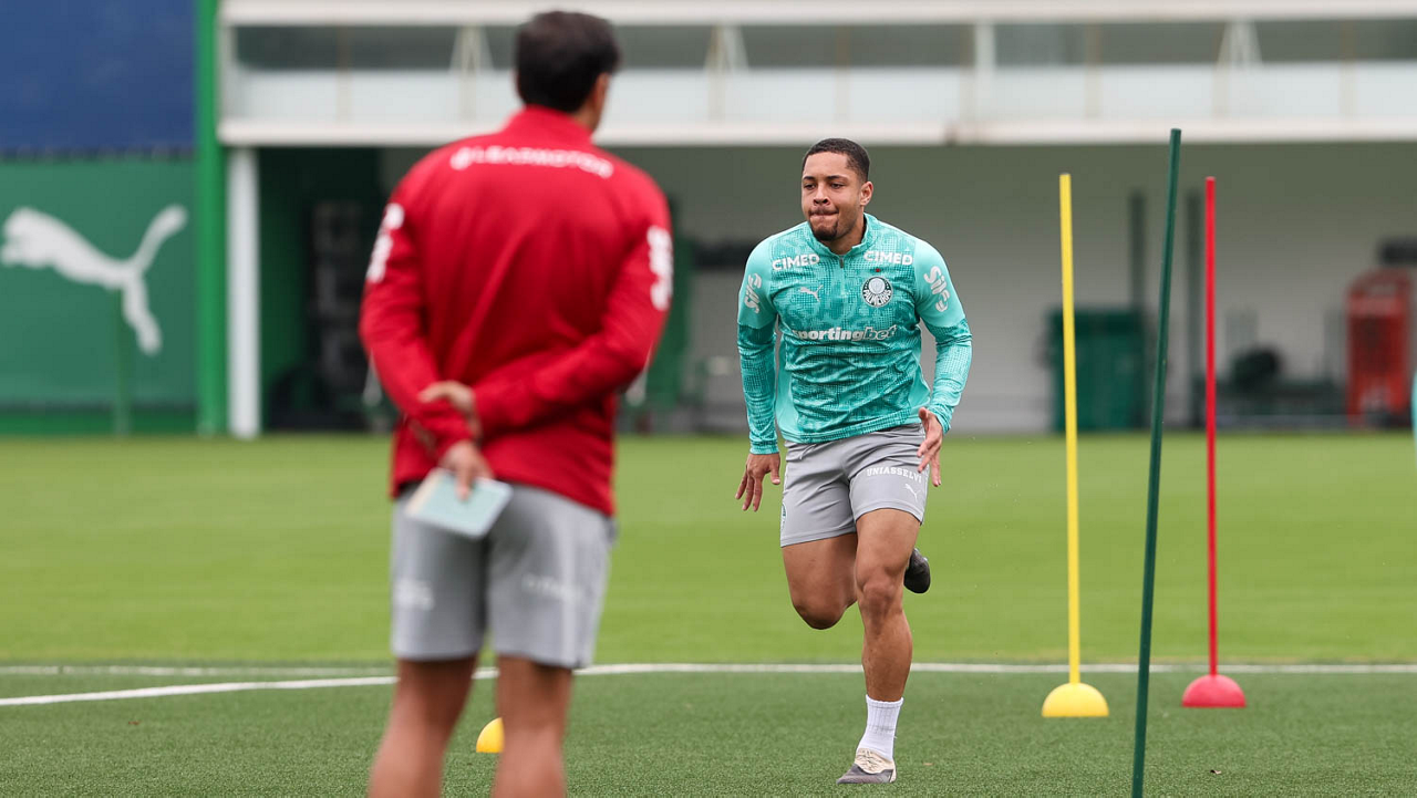 Palmeiras treina em dois períodos, e Vitor Roque trabalha em tempo integral