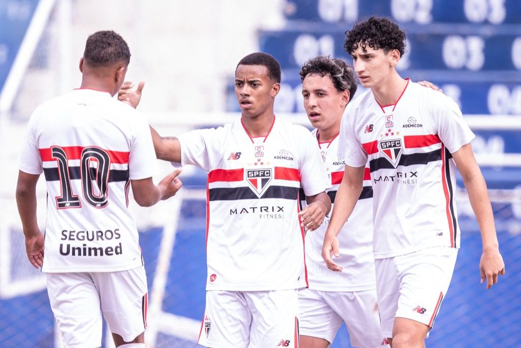 Dupla de ouro! São Paulo goleia no sub-17 e vence no sub-15 pelo Paulista
