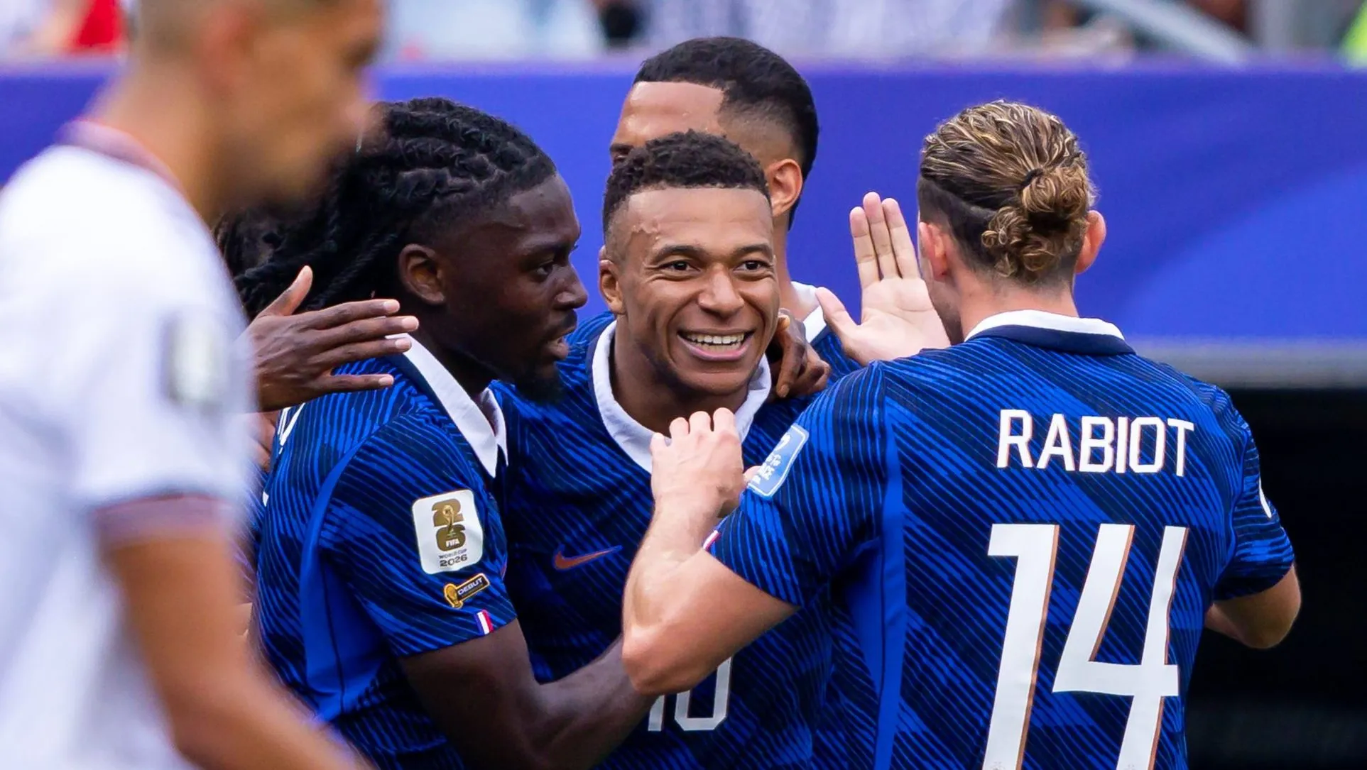 Mbappé histórico, França vence o Iraque e avança na Copa!
