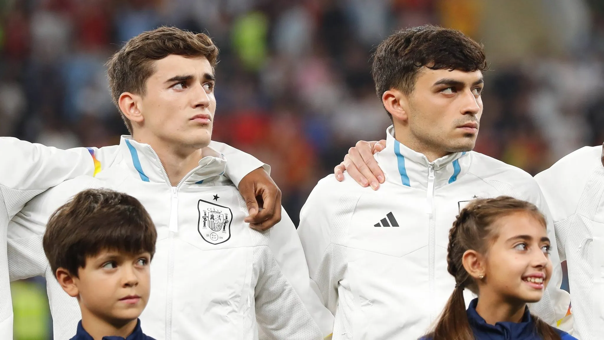 Meia da Espanha esnoba críticas: ‘As pessoas não entendem nada de futebol. Só pensam nisso’